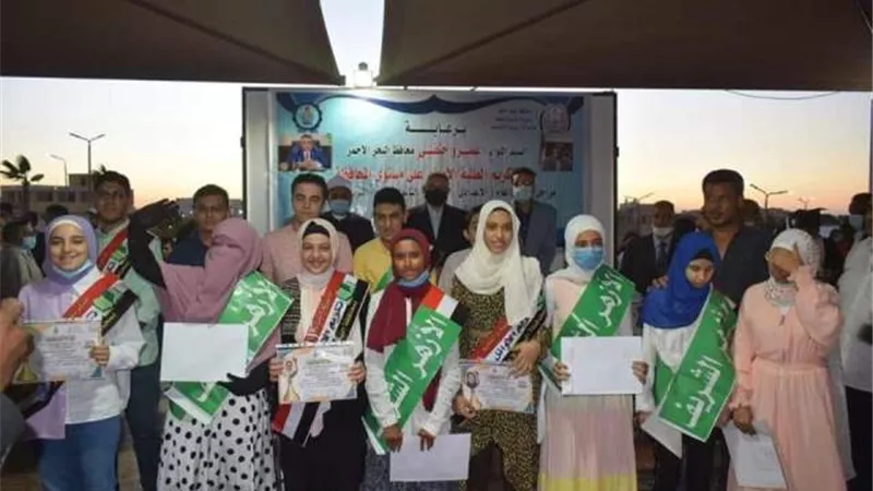 محافظ البحر الأحمر يكرم أوائل الشهادات ويؤكد تفوقهم يبعث الفخر لنا ولأسرهم
