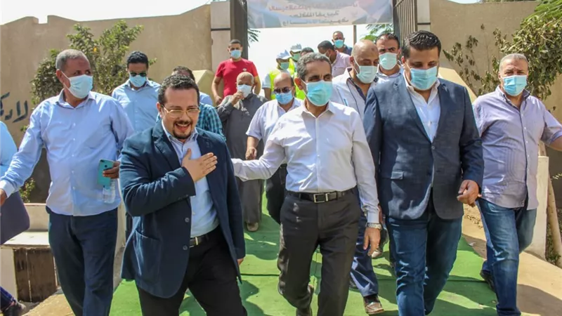 محافظ الغربية يتفقد قافلة طبية وأخرى للتحول الرقمي بقرية حنون-صور