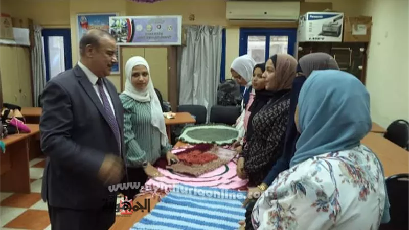 وكيل وزارة تعليم مطروح يتفقد معرض المشغولات الصوفية بمدرسة مطروح الفنية بنات