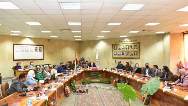 رئيس جامعة أسيوط يستقبل وفداً من جامعة 