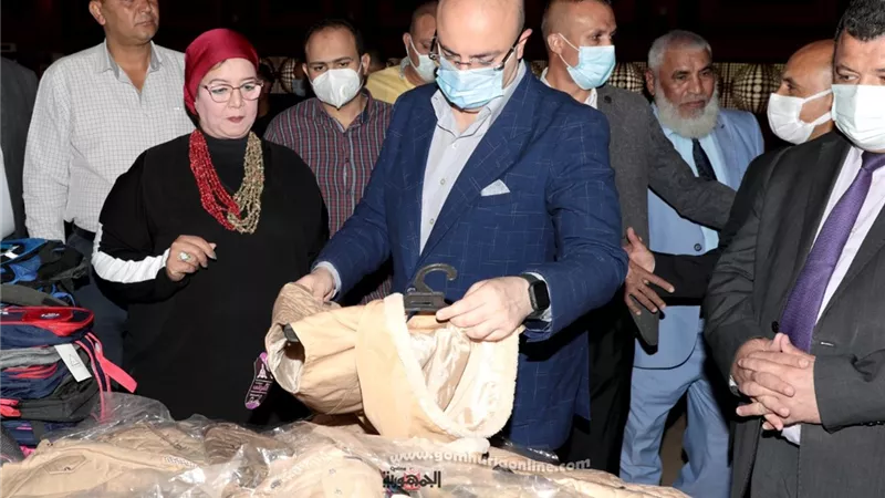 محافظ بني سويف يسلم الزي والأدوات المدرسية لأبناء الأسر الأولي بالرعاية