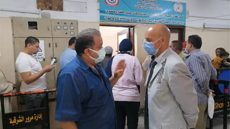 متابعة مسائية وصباحية من مسعود لتطعيم المواطنين بلقاح كورونا بمديرية الصحة