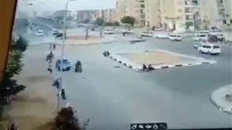 كشف ملابسات اصطدام ميكروباص بربة منزل وابنتها اثناء جلوسهما على الرصيف بالشرقية