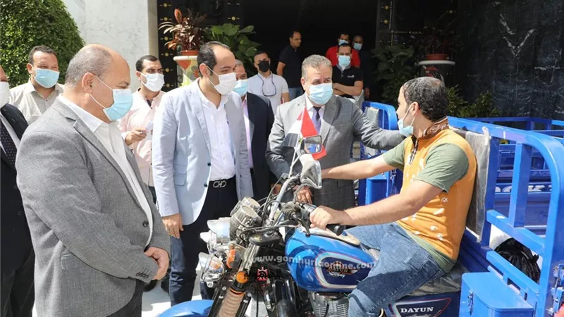 تُروسيكلات ومواد غذائية وشنط مدرسية للأسر الأولي بالرعاية بالمنوفية.. صور