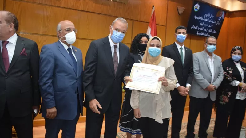 محافظ القليوبية يكرم أوائل الثانوية العامة والأزهرية والدبلومات الفنية والإعدادية