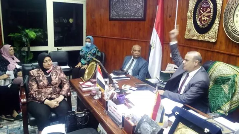وكيل وزارة تعليم مطروح يناقش سبل تطوير آلية تحويلات الطلاب بين المدارس