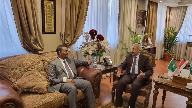 سفير الصومال يبحث مع رئيس 