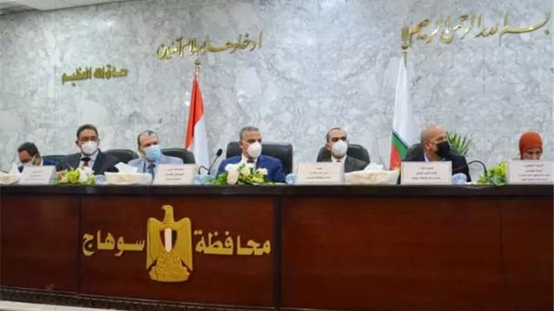 محافظ سوهاج يناقش برنامج التنمية المحلية بصعيد مصر