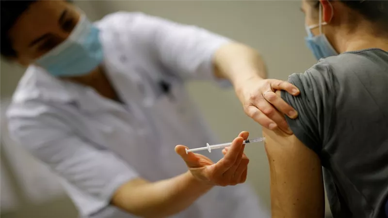 تطعيم 15 ألفا و865 بجامعة جنوب الوادي بلقاح كورونا