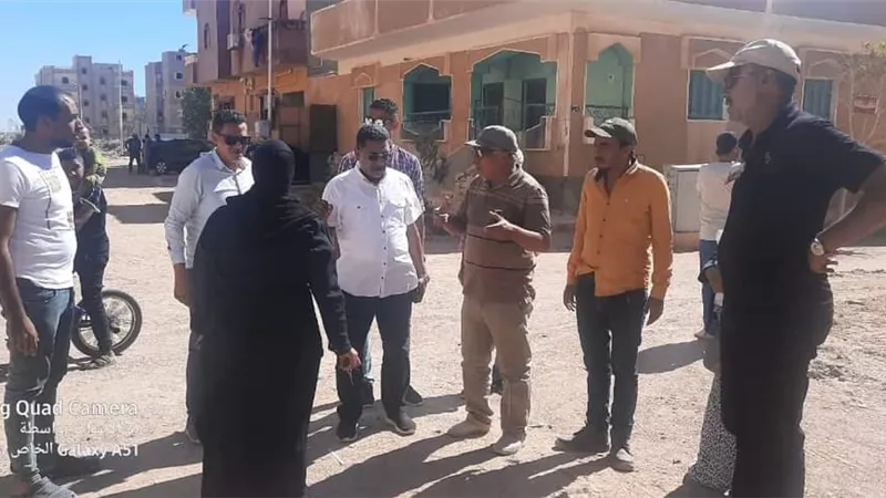 رئيس غارب يتابع اعمال توسعة و تمهيد الشوارع بمنطقة الصحراويه استعدادا لبدء الرصف