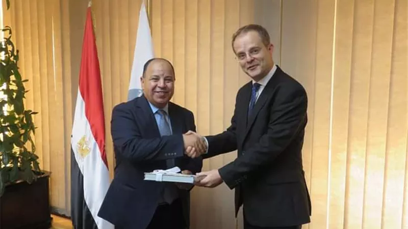 وزير المالية يلتقي السفير البريطانى بالقاهرة لبحث سبل التعاون