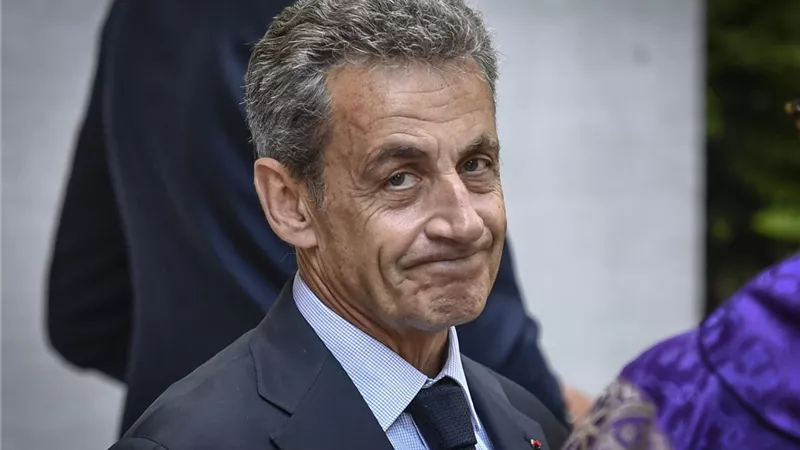 محكمة فرنسية تقضى بالحكم على ساركوزى بالسجن عام في منزله