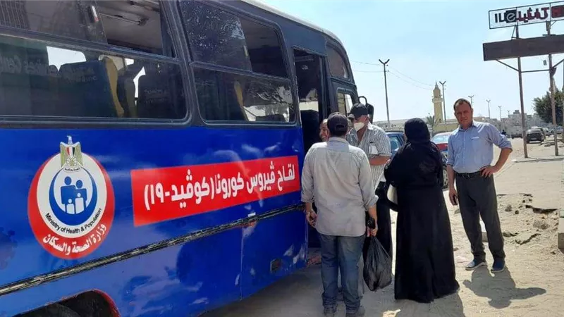 أتوبيسات وفرق متنقلة تجوب الإسماعيلية للتطعيم ضد كورونا ..فيديو وصور