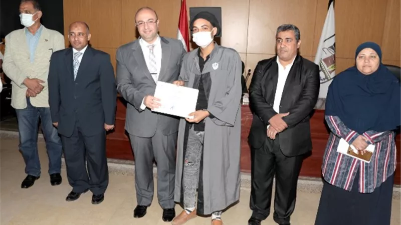محافظ بني سويف يُكرًم أوائل الشهداء من ذوي الهمم