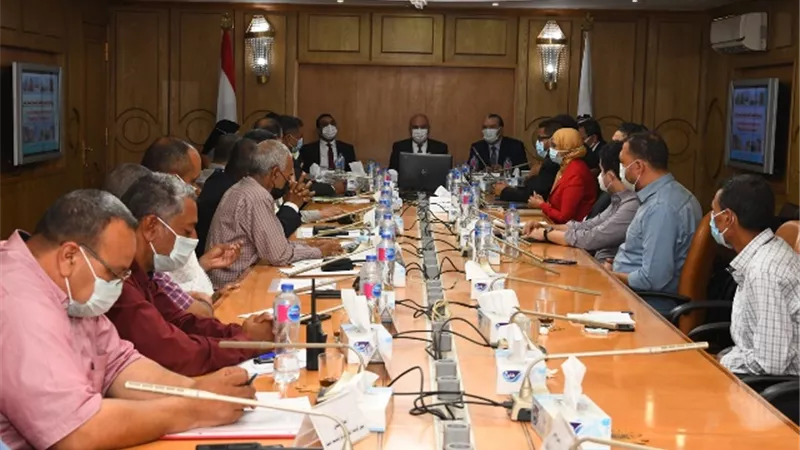 محافظ قنا يناقش أولوية المشروعات المزمع تنفيذها خلال العام 2022/2023