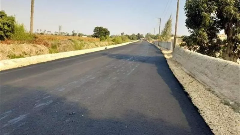 رصف طريق المشروع بأبوصوير في الإسماعيلية ..صور