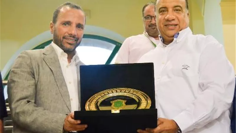 مصيلحي يهدى رئيس مجلس الأمة الكويتي درع نادى الإتحاد