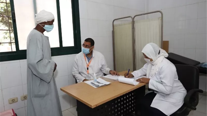الكشف على ٩٤٦ مواطن فى قافلة طبية مجانية فى قنا ضمن حياة كريمة