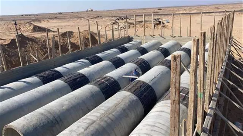استمرار إنشاء مواسير تصريف السيول فى رأس غارب.. بالصور