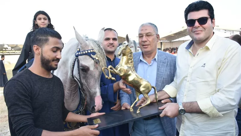 توزيع الجوائز على الفائزين فى مسابقة أدب الخيل فى مهرجان الشرقية للخيول العربية