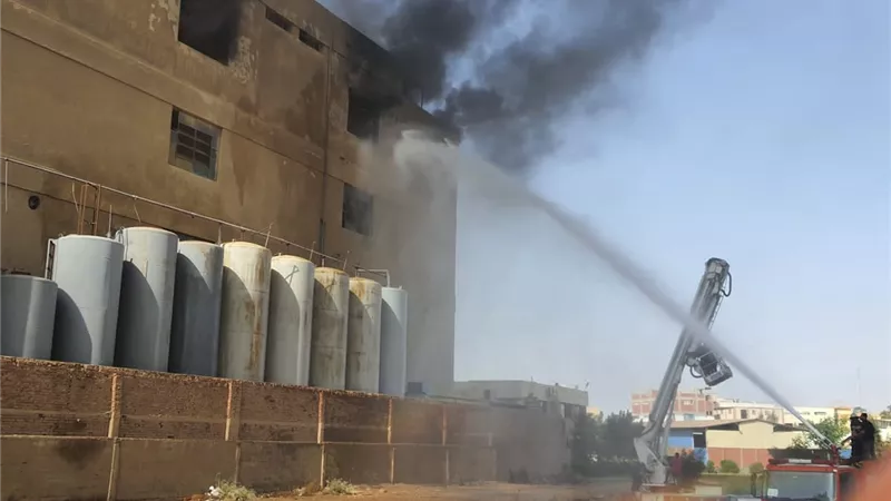 اصابة 27 عامل فى حريق بمصنع بيروسول بالعاشر