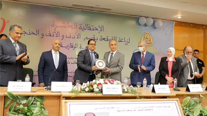 رئيس جامعة الزقازيق يشهد الاحتفال بالوصول إلى الحالة 350 من زرع القوقعة للأطفال