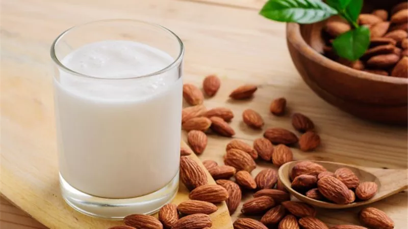 خبيرة تغذية تحذر مرضى الجهاز الهضمي من حليب اللوز