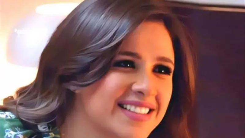 حقيقة الصورة المتداولة لابنة الفنانة ياسمين عبد العزيز