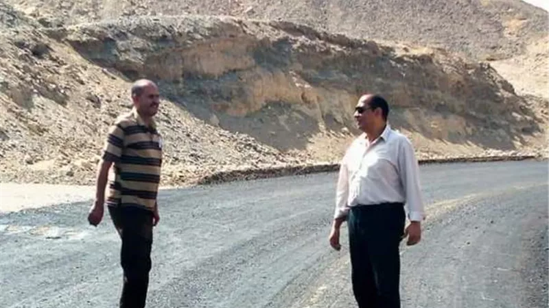 متابعة تنفيذ الخطة الاستثمارية للطرق فى مدينة مرسى علم.. بالصور