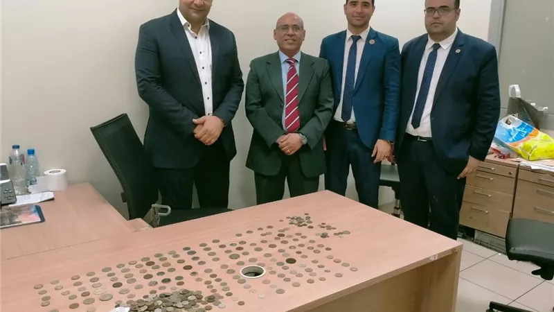 ضبط محاولة تهريب عملات أثرية مع راكب عربي بمطار القاهرة