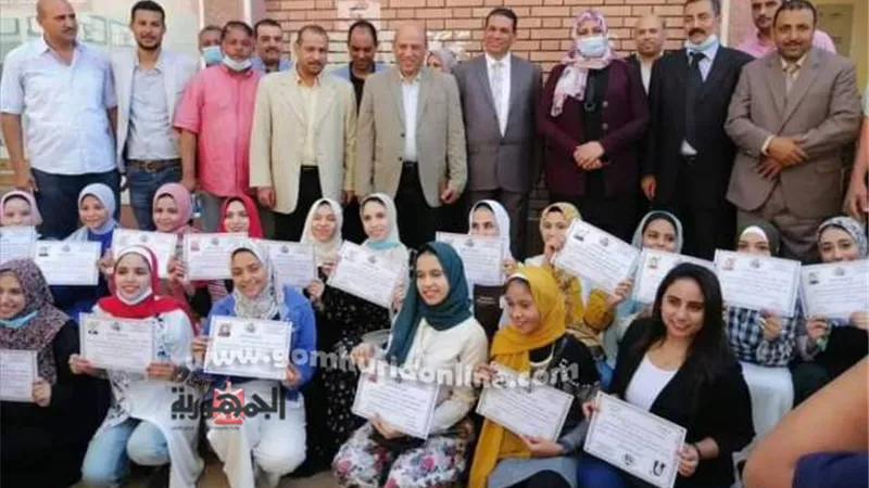تكريم أوائل مدرسة بنهو الثانوية الالكترونية بسوهاج..صور