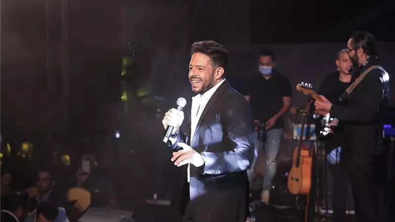 بالصور .. حماقي يوجه التحية للرئيس عبد الفتاح السيسي خلال احيائه اول حفل ب 