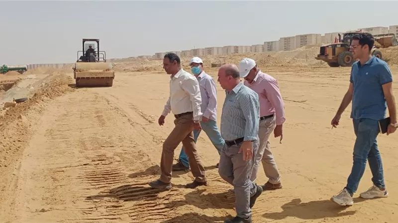 رئيس جهاز بدر يتابع أعمال الطرق لمحطات القطار الكهربائي السريع بالمدينة