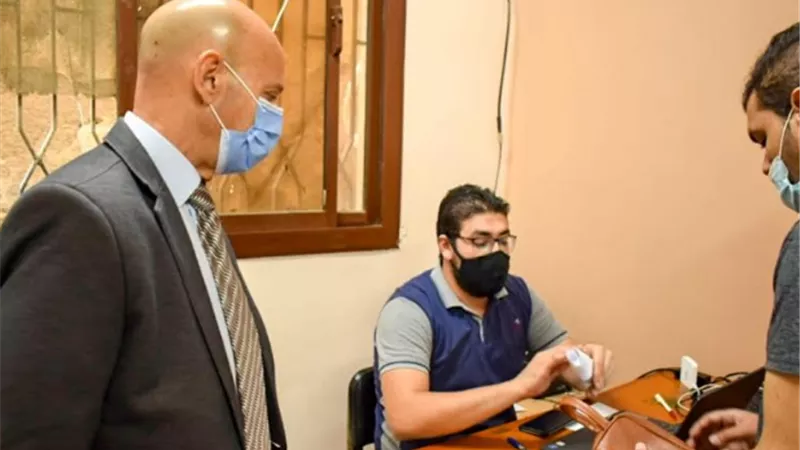 مدير صحة الشرقية يتابع تطعيم المواطنين المقيمين والمسافرين بلقاح كورونا بالديوان