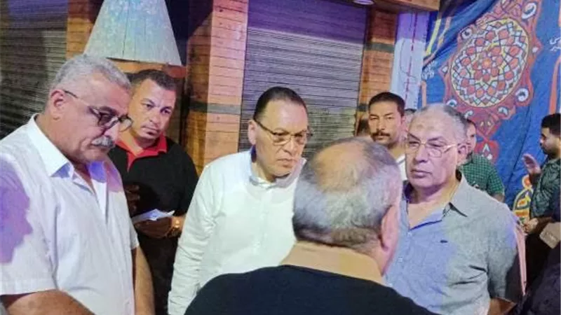 محافظ الشرقية يُفاجئ شوارع مدينة الزقازيق لمتابعة التزام أصحاب المحال والمقاهي بمواعيد الغلق