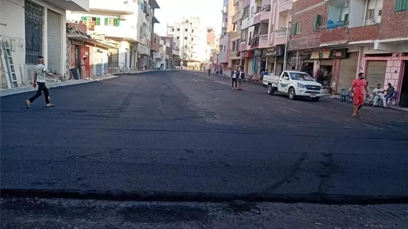 استكمال اعمال الرصف بشارع طه حسين بالغردقة