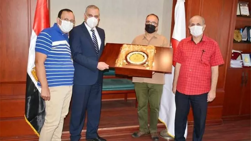 محافظ سوهاج يتلقى درع نقابة الأطباء تقديرا لمجهوداته في دعم المنظومة الصحية