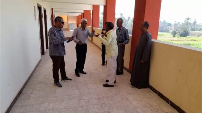 رئيس مدينة الأقصر يتابع إستعدادات المدارس للعام الدراسى الجديد.. بالصور