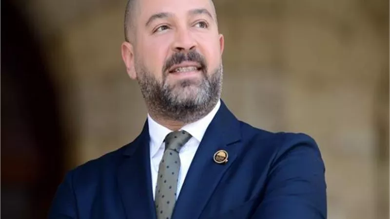 أحمد دياب يتبرع بمبنى كمقر رابطة الأندية