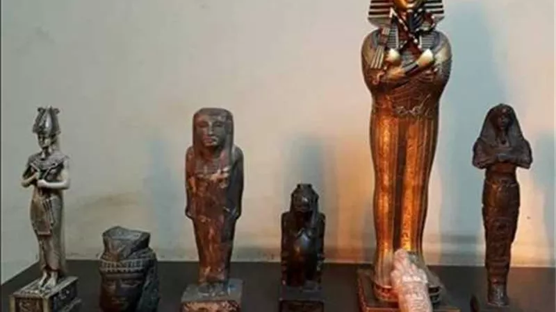 ضبط 13 تمثالا بحوزة شقيقين أثناء تنقيبهما عن الآثار في الفيوم