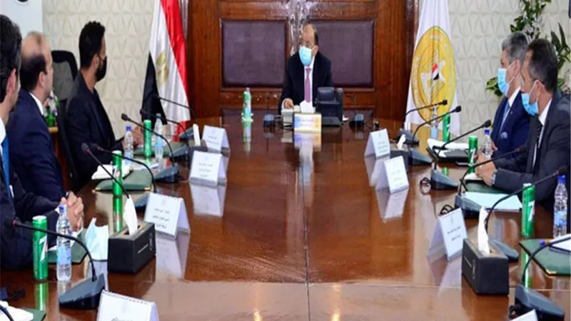 وزير التنمية المحلية يبحث مع شركة 