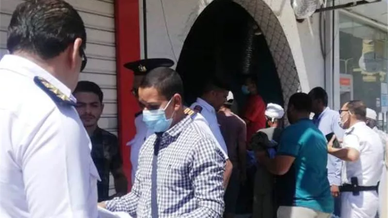 غلق وتشميع 9 محلات.. وإزالة 1200 حالة إشغال بنطاق حى جنوب أسوان