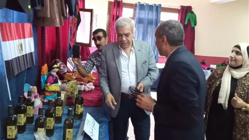 مدير تعليم الإسماعيلية يفتتح معرض المدرسة المنتجة..صور