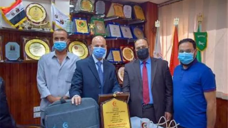 درع المؤتمر العلمي الأول لقسم الأورام بالسعديين لوكيل وزارة الصحة بالشرقية
