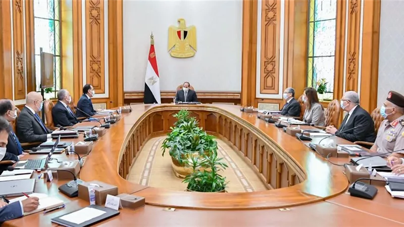 الرئيس السيسي يجتمع بمجموعة من المسئولين لمتابعة خطط الدولة في مجال تحلية مياه البحر