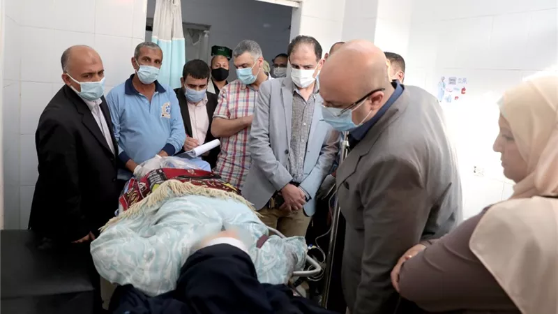 محافظ بني سويف يطمئن على خمسة معلمين أصيبوا في حادث بالطريق الشرقي