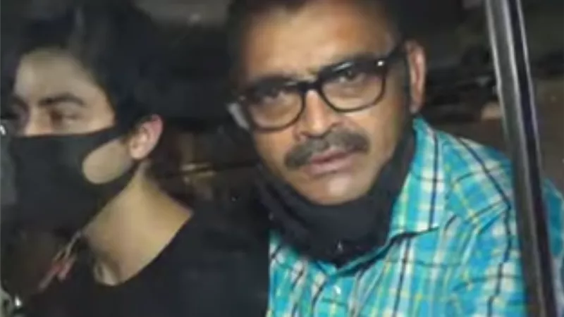 حفل مخدرات بسفينة.. شاهد لحظة القبض على نجل شاروخان.. فيديو