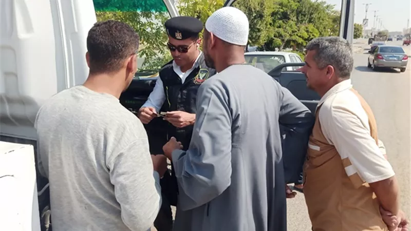 جهاز بدر يصادر 15 توكتوك ويسحب 20 رخصة بالتعاون مع شرطة المرافق والمرور.. بالصور