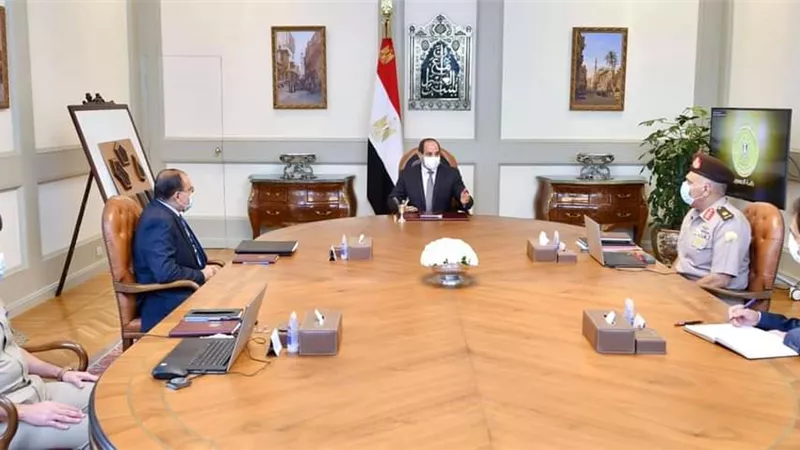 الرئيس السيسي يتابع مشروعات محاور وطرق منطقة الصعيد
