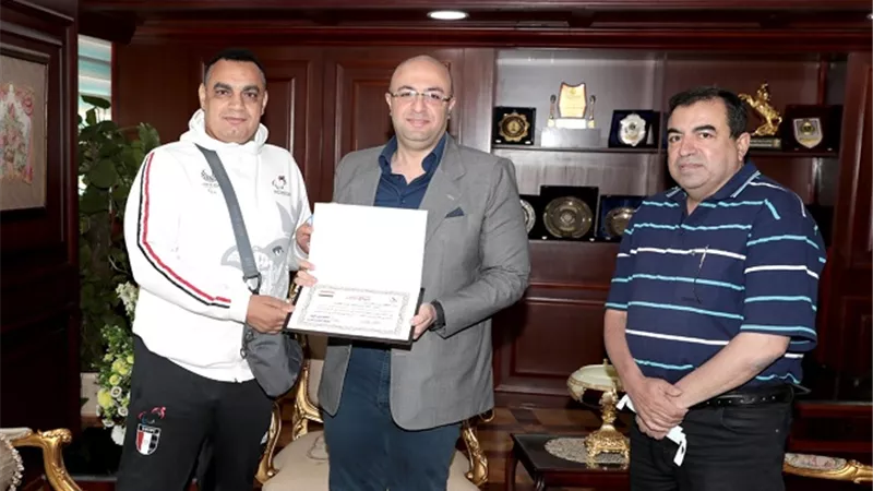 محافظ بني سويف يكرم لاعب منتخب مصر أفضل ليبرو في العالم في الكرة الطائرة 